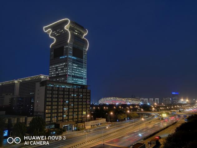 極客網(wǎng)  北京的夜，霓虹閃爍，華為nova3幫你紀錄北京夜景