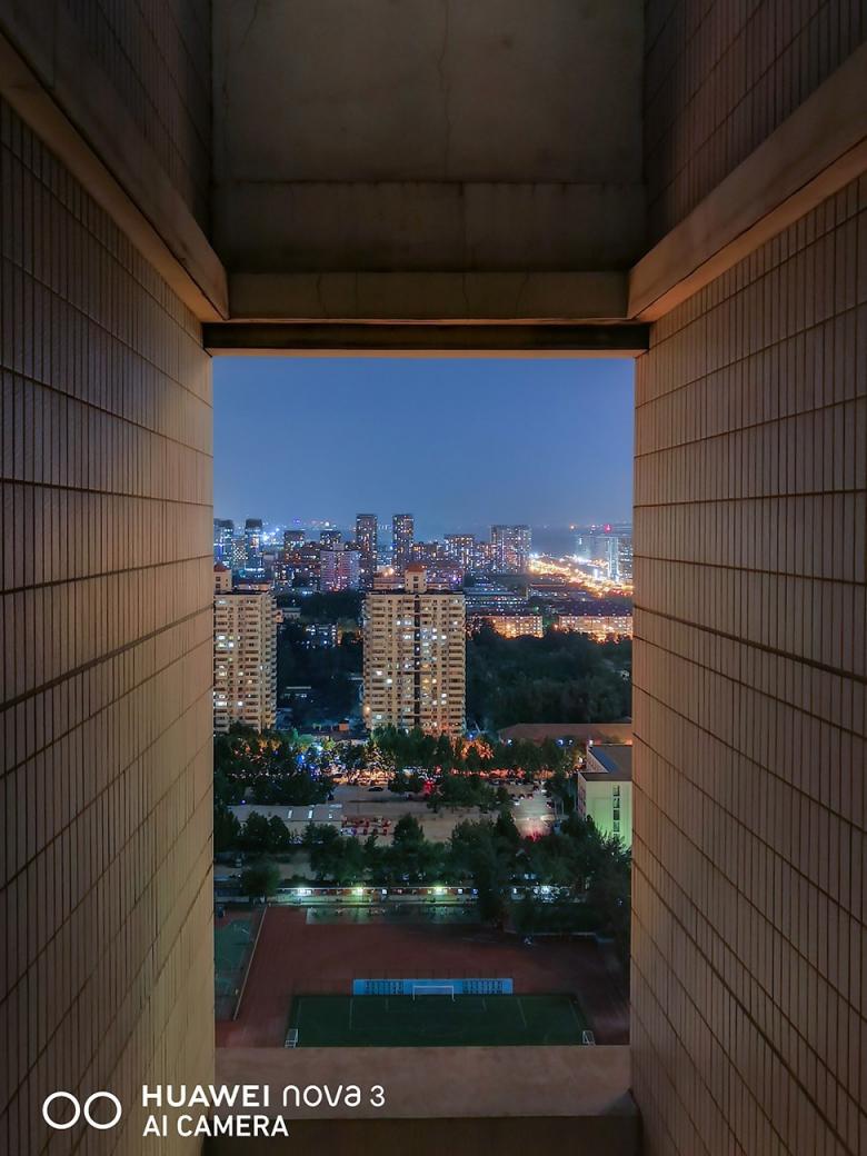 極客網(wǎng)  北京的夜，霓虹閃爍，華為nova3幫你紀錄北京夜景