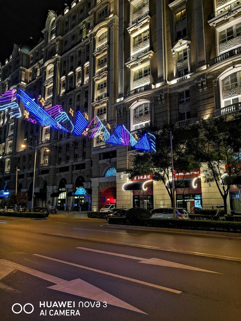極客網(wǎng)  北京的夜，霓虹閃爍，華為nova3幫你紀錄北京夜景