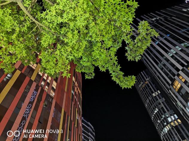 極客網(wǎng)  北京的夜，霓虹閃爍，華為nova3幫你紀錄北京夜景