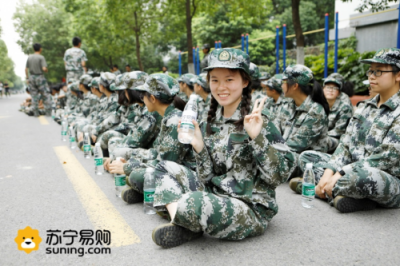 00后軍訓(xùn)新鮮事 蘇寧無人售貨機(jī)東大“賣萌”