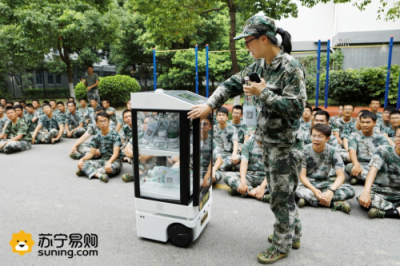 00后軍訓(xùn)新鮮事 蘇寧無人售貨機(jī)東大“賣萌”
