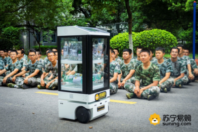 00后軍訓(xùn)新鮮事 蘇寧無人售貨機(jī)東大“賣萌”