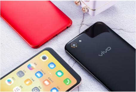vivo Y81s圖賞：全新全面屏＋AI攝影，顏值與實力兼?zhèn)?/></p><p>主打年輕人市場的 vivo Y81s， 外觀設(shè)計以時尚潮流元素為基準，和 vivo向來傳達給人們的高顏值印象十分一致。vivo Y81s 擁有黑金色、紅寶石、香檳金三種不同配色，針對不同人群的審</p><p align=