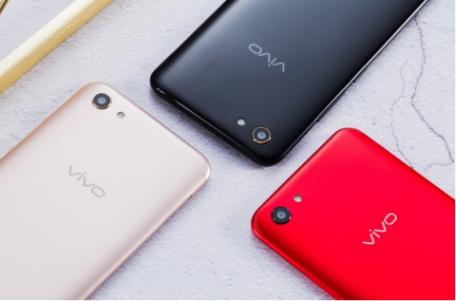 vivo Y81s圖賞：全新全面屏＋AI攝影，顏值與實力兼?zhèn)?/></p><p>美和消費習慣，黑金色版本的黑色深邃低調(diào)，非常適合男性用戶，而紅寶石色版本鮮艷前衛(wèi)，是女孩子心中所選。香檳金配色作為全新的配色，融合銀色和粉色的特質(zhì)，又與市面上香檳金或者玫瑰金截然不同，獨特的配色在人群中極具辨識度。</p><p>vivo Y81s 正面使用 一塊6.22英寸的屏幕，頂端U形劉海內(nèi)集成了包括前置鏡頭、聽筒、光線傳感器等在內(nèi)的多款元器件。同時，新機屏幕采用的是19：9 長寬比例，左右邊框?qū)挾纫部刂频脴O好，屏占比高達87.9%。</p><p align=