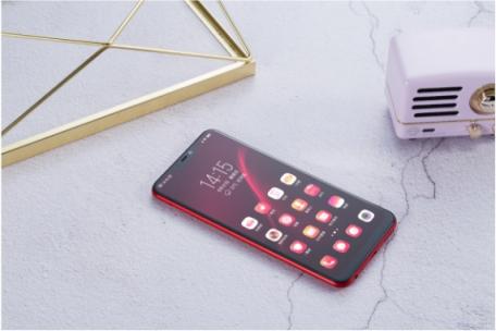 vivo Y81s圖賞：全新全面屏＋AI攝影，顏值與實力兼?zhèn)?/></p><p>除了配色上的創(chuàng)新， Y81s 機身背面形狀也沒有簡單采用平面設(shè)計，而是從后背向中框過渡的部分有個慢慢變薄的過程。一方面，這樣可以更加貼合手掌、帶來機身輕薄的體驗，另一方面，經(jīng)過磨砂涂層工藝鍛造的后蓋有一種輕微的磨砂質(zhì)感，細膩卻不打滑，手感頗佳。</p><p align=