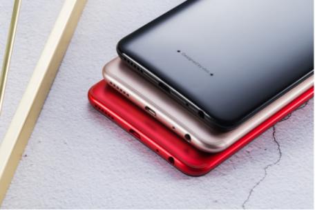vivo Y81s圖賞：全新全面屏＋AI攝影，顏值與實力兼?zhèn)?/></p><p>整個機身背部除了相機和閃光燈部分，沒有多余的開口，后蓋和中框的銜接也堪稱完美，機身一體性極強。另外，需要特別說明得是，Y81s 選擇了Fake Wake面部識別作為解鎖方案。相對于指紋識別，新的解鎖方式具有非接觸、極其快速等優(yōu)點，科技感滿滿。</p><p align=
