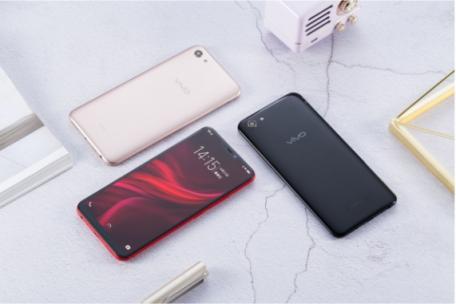 vivo Y81s圖賞：全新全面屏＋AI攝影，顏值與實力兼?zhèn)?/></p><p>Y81s 后置鏡頭擁有1300萬像素，支持自動對焦。支持慢鏡頭、延時攝影、動態(tài)照片、美顏、專業(yè)拍照、濾鏡功能，也支持超清畫質(zhì)拍攝，攝影和拍照都表現(xiàn)不俗。</p><p align=
