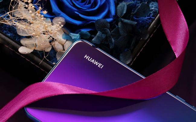 讓關(guān)曉彤閃耀時(shí)裝周的華為nova3i，現(xiàn)推出6GB+128GB版供你暢快爽玩