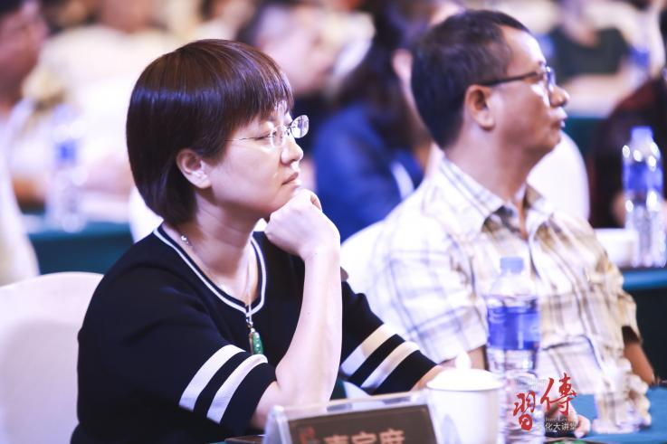 小朋友聆聽傳習(xí)講堂的照片刷爆朋友圈 簡一的魅力究竟在哪里？
