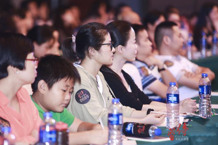 小朋友聆聽傳習(xí)講堂的照片刷爆朋友圈 簡一的魅力究竟在哪里？
