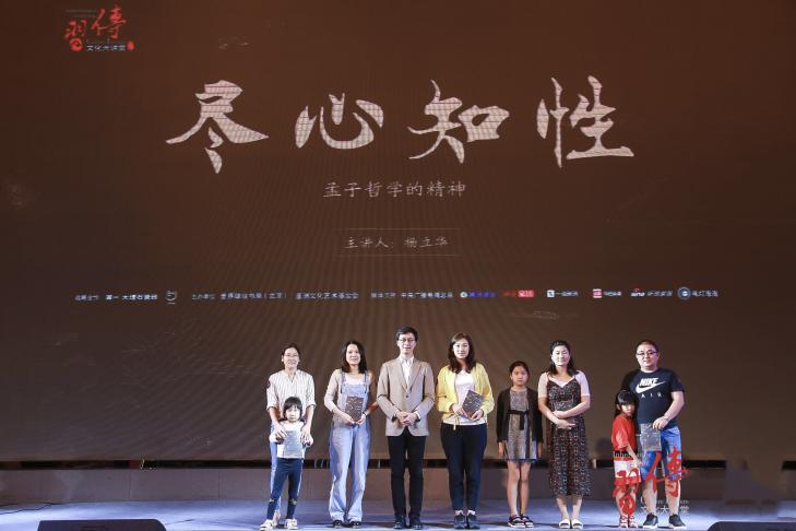 小朋友聆聽傳習(xí)講堂的照片刷爆朋友圈 簡一的魅力究竟在哪里？