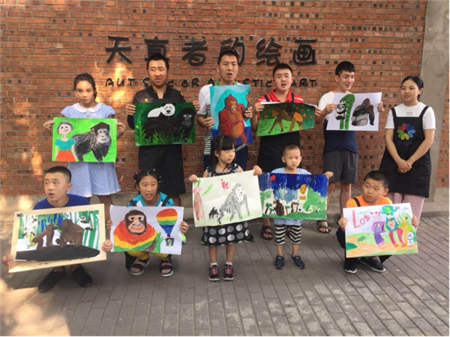 盧旺達(dá)大使館聯(lián)合侶行、西瓜視頻舉辦“盧旺達(dá)山地大猩猩畫展”