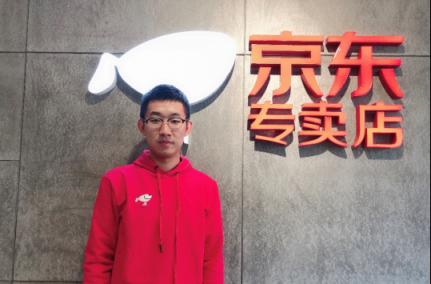 90后店長郭晨鑫：因?yàn)樾刨嚲〇|，所以選擇加盟京東專賣店