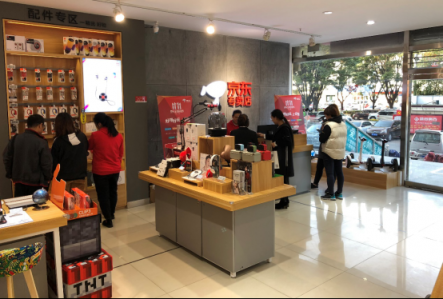 90后店長郭晨鑫：因?yàn)樾刨嚲〇|，所以選擇加盟京東專賣店