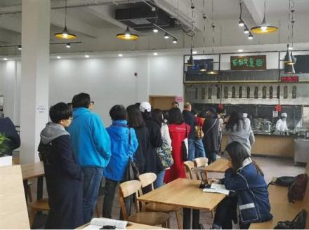 游客遠(yuǎn)道而來(lái)“難求一面”，崔永元開(kāi)面館獲追捧