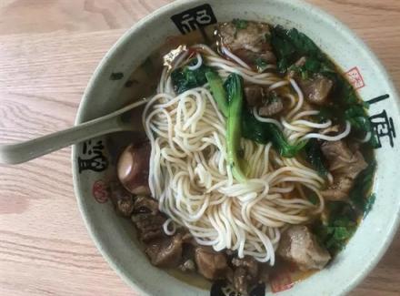 游客遠(yuǎn)道而來(lái)“難求一面”，崔永元開(kāi)面館獲追捧