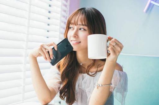 魅族X8還有漸變色設計？網(wǎng)友：不好意思，只注意小姐姐