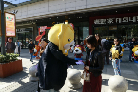 雙十一蘇寧廣場舞又搞事情，西安蘇寧廣場小獅子派發(fā)優(yōu)惠券