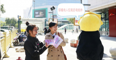 蘇寧廣場門口“淪陷”為舞池？ 一獅一熊居然在斗舞