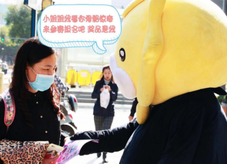 蘇寧廣場門口“淪陷”為舞池？ 一獅一熊居然在斗舞