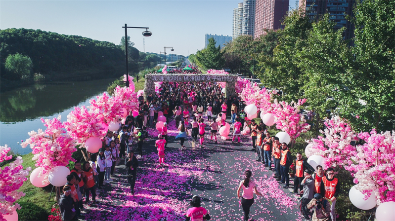 玫琳凱2018杭州國(guó)際女子馬拉松鮮花跑道正式亮相，粉色布局引爆浪漫少女心?