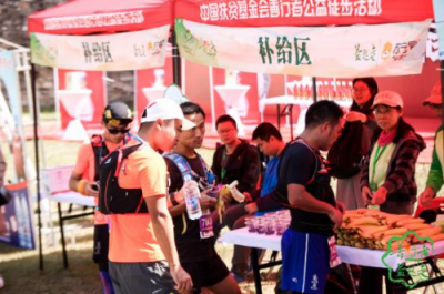 剛剛，我被善行者路上的小哥哥小姐姐暖哭了……