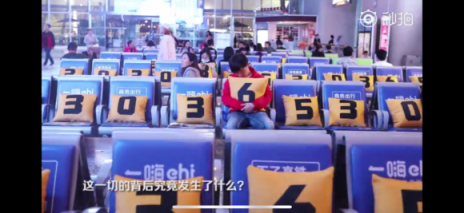 300個(gè)黃色抱枕“空降”火車站，蘇寧雙十一新玩法？