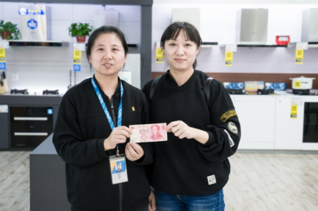 蘇寧價保30天全國退差價第一單！王女士當(dāng)場拿到退款