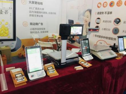 支付大屏?xí)r代,錢客多電子立牌亮相中國(guó)零售業(yè)博覽會(huì)