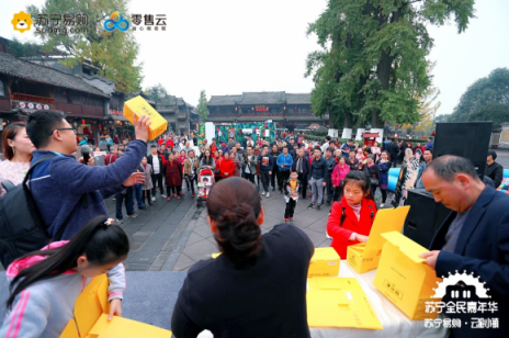 蘇寧“云游小鎮(zhèn)”現(xiàn)身成都街子鎮(zhèn)，老板夫婦請你“來?！?/></p><p>那個時候的林波怎么也不會想到，14年后他會和中國智慧零售標桿蘇寧結(jié)緣，成為遠近文明的家電銷售大佬，成為鄉(xiāng)里鄉(xiāng)親眼中的 “林老板”。</p><p>2016年，林波當時的夫妻店對面，開了一家蘇寧易購直營店，店面形象佳，商品陳列布展漂亮，關鍵是銷售量非常棒。林老板心生羨慕，“要是自己也能開這樣一家門店該多好!”。</p><p>今年6月底，林老板第一次接觸到了蘇寧零售云項目，經(jīng)過一段時間的分析，他下定決心。從了解到開店，在蘇寧零售云的幫助下，林波僅僅用了1個多月的時間就把店開起來了。</p><p>今年8月28日，他在成都街子鎮(zhèn)成功開起一家蘇寧易購精選店。林波看中了這里的旅游地產(chǎn)的火爆。 “房子修多了，再加上景區(qū)客棧的數(shù)量多，電器自然好賣!”林老板笑著說，連續(xù)三個月他的店都保持著良好的銷售記錄。</p><p align=