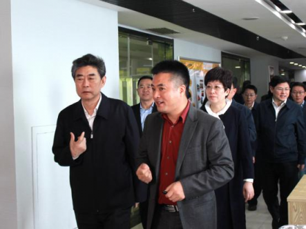 安徽省委常委、常務(wù)副省長(zhǎng)鄧向陽、合肥市市長(zhǎng)凌云一行蒞臨天地精華調(diào)研指導(dǎo)