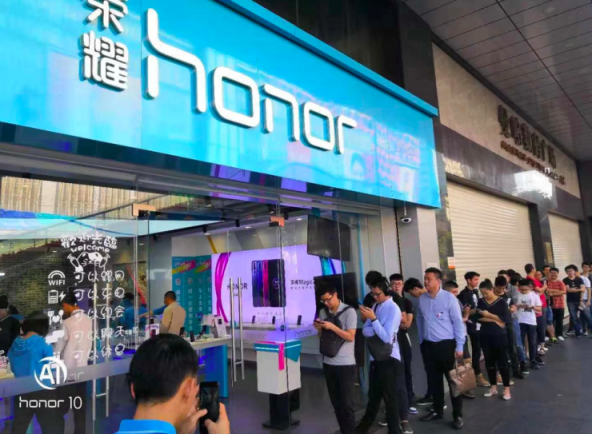 榮耀Magic2首銷線上火速售罄奪雙冠,線下門庭若市一機(jī)難求!