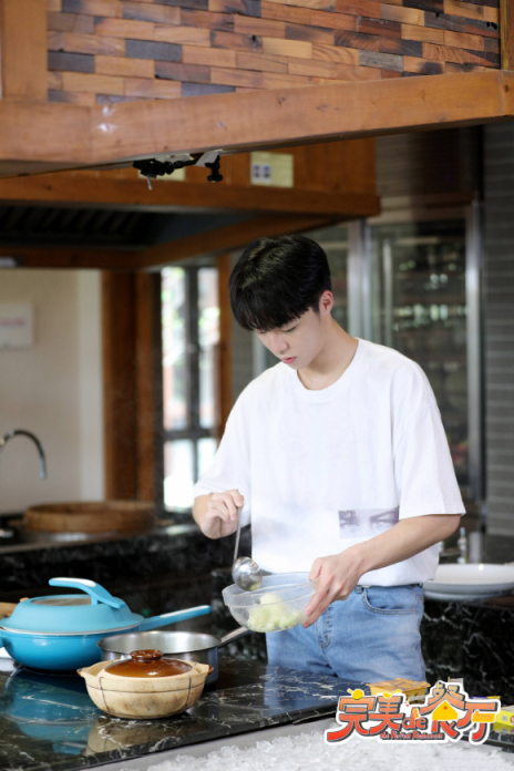 陳立農在《完美的餐廳》首做咖喱飯，蘇寧小店雙十一同步上架