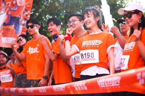 吳昕助力小米橙色跑，千人共跳抖音魔性舞