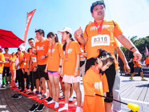 吳昕助力小米橙色跑，千人共跳抖音魔性舞