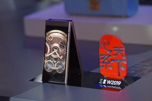 開闔之間，風(fēng)范盡顯 心系天下三星W2019耀世發(fā)布