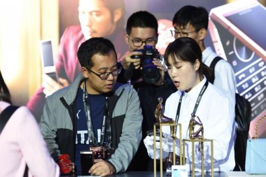 開闔之間，風(fēng)范盡顯 心系天下三星W2019耀世發(fā)布