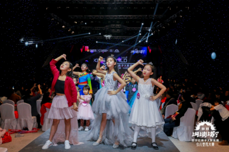 “壞爸爸”帶著女兒演繹原創(chuàng)歌曲，雙十一紅孩子有點(diǎn)厲害