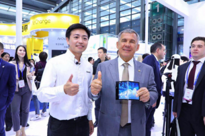FlexPai柔派高交會(huì)再添鐵粉，柔宇CEO劉自鴻親自演示