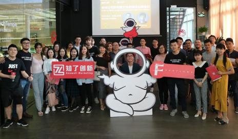 重磅丨知了創(chuàng)新與柴火創(chuàng)客達(dá)成深度戰(zhàn)略合作，共同助力創(chuàng)客走好“品牌出?！敝?/></p><p>而此次知了創(chuàng)新與柴火創(chuàng)客平臺(tái)達(dá)成戰(zhàn)略合作，正是建立在雙方理念、愿景高度契合的基礎(chǔ)之上的。</p><p>近年來(lái)，柴火創(chuàng)客平臺(tái)通過(guò)全面進(jìn)階升級(jí)“聚合+連接”新模式，實(shí)現(xiàn)了線上線下各領(lǐng)域創(chuàng)新人才的聚合。同時(shí)，立足于本土傳統(tǒng)產(chǎn)業(yè)的創(chuàng)新需求，柴火創(chuàng)客更積極搭建創(chuàng)客與供應(yīng)鏈資源連接的平臺(tái)，將全球創(chuàng)客社區(qū)內(nèi)的創(chuàng)新想法，構(gòu)思，嫁接到本土成熟完善的產(chǎn)業(yè)鏈上，推動(dòng)本土產(chǎn)業(yè)升級(jí)。</p><p>正是“柴火創(chuàng)客平臺(tái)”與“知了創(chuàng)新”各具優(yōu)勢(shì)的“企業(yè)基因”讓雙方的戰(zhàn)略合作與共同實(shí)現(xiàn)“助力創(chuàng)業(yè)企業(yè)、創(chuàng)新品牌成長(zhǎng)”的目標(biāo)成為可能。</p><p>未來(lái)，達(dá)成深度戰(zhàn)略合作的“柴火創(chuàng)客平臺(tái)”與“知了創(chuàng)新”將共同打造針對(duì)初創(chuàng)企業(yè)與中小品牌的“品牌出海全生態(tài)鏈服務(wù)”：從上游的供應(yīng)鏈、產(chǎn)業(yè)鏈資源匹配，到下游的品牌出海營(yíng)銷策略研究、戰(zhàn)術(shù)規(guī)劃與執(zhí)行，完整、全面的助力更多中國(guó)創(chuàng)客借力“品牌出海”，實(shí)現(xiàn)企業(yè)增長(zhǎng)與成功的長(zhǎng)期目標(biāo)。</p>              	<p style=