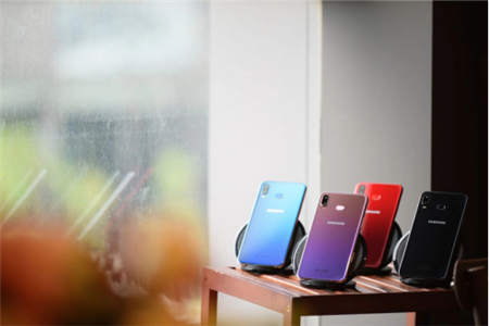 誰才是最美的漸變色手機(jī)？Galaxy A6s與OPPO K1強(qiáng)強(qiáng)對(duì)話