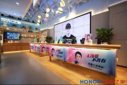 榮耀10青春版新品發(fā)布，福州東百京東之家旗艦店人氣爆棚