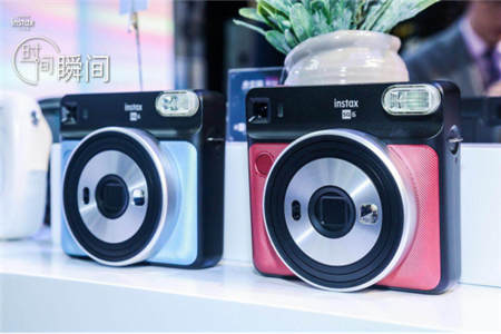 富士膠片發(fā)布首臺具有變焦功能的instax相機，再掀方形藝術(shù)個性潮流