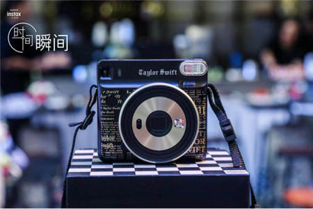 富士膠片發(fā)布首臺具有變焦功能的instax相機，再掀方形藝術(shù)個性潮流