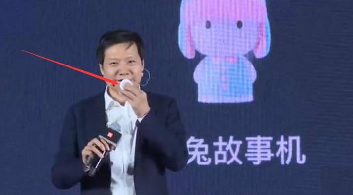 靠那么近還聽不懂？小愛藍牙音箱讓雷總很無奈！