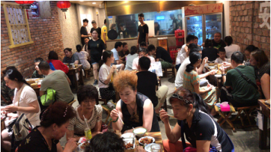 能在燒烤店遍地的武漢站穩(wěn)腳跟，這家店只用了1招！