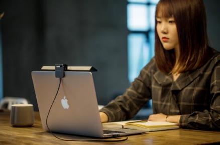備受期待的明基ScreenBar Lite筆電智能掛燈終于來了！為你照亮每個不被辜負的夜晚