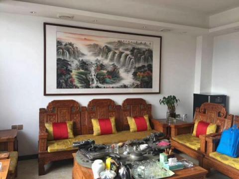 客廳裝飾掛什么畫(huà)？山水國(guó)畫(huà)裝飾旺財(cái)好運(yùn)來(lái)！