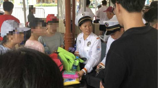 人民網(wǎng)四問迪士尼:憑什么搞“雙標”，歐美帶得亞洲就帶不得？